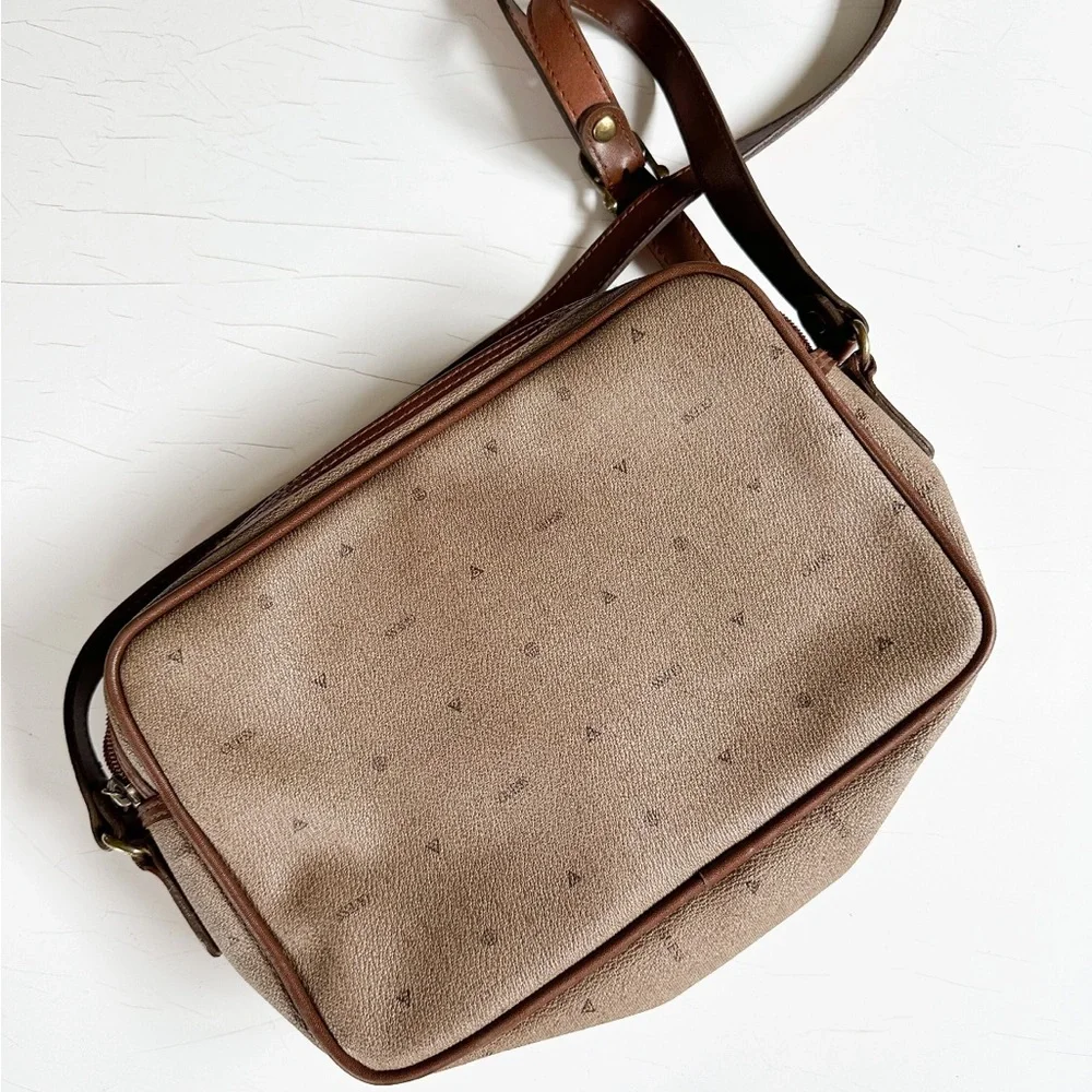 ⭐️3/$30⭐️ (bundle deal) Vintage 1980s Guess Cross Body Bag